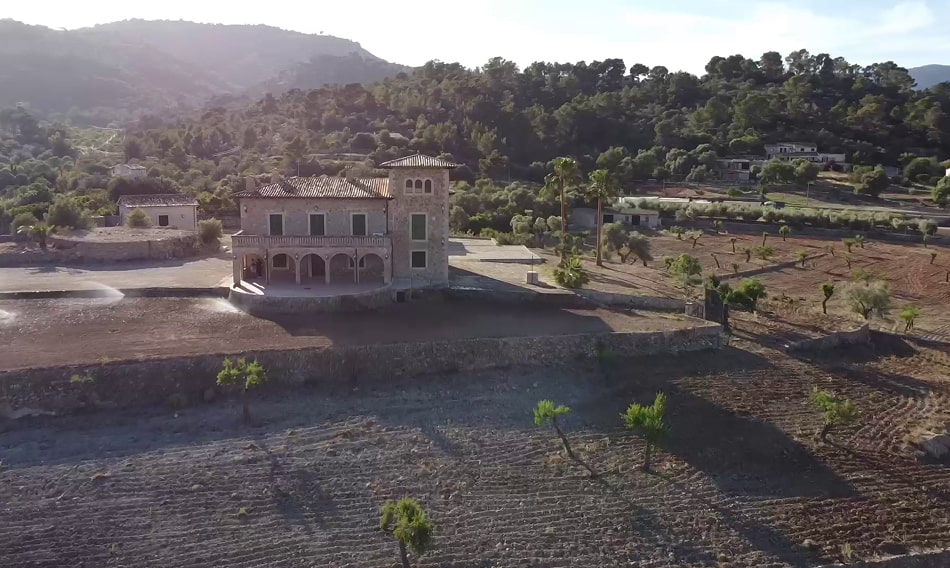 So n'Alegre villa from it's land