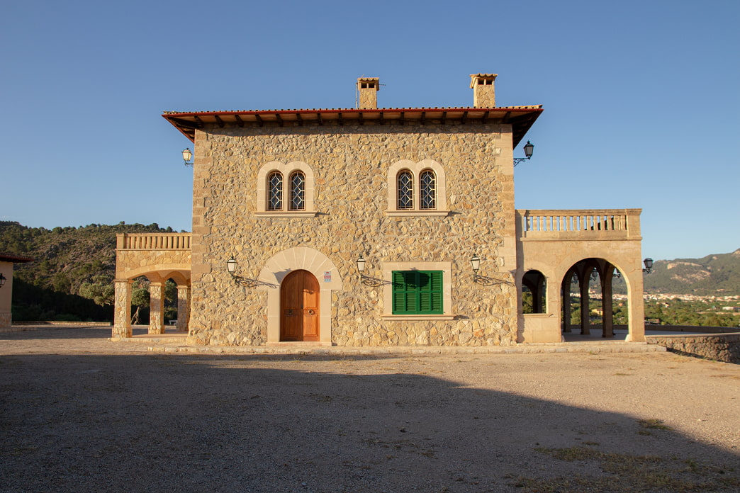 Main entrance of So n'Alegre