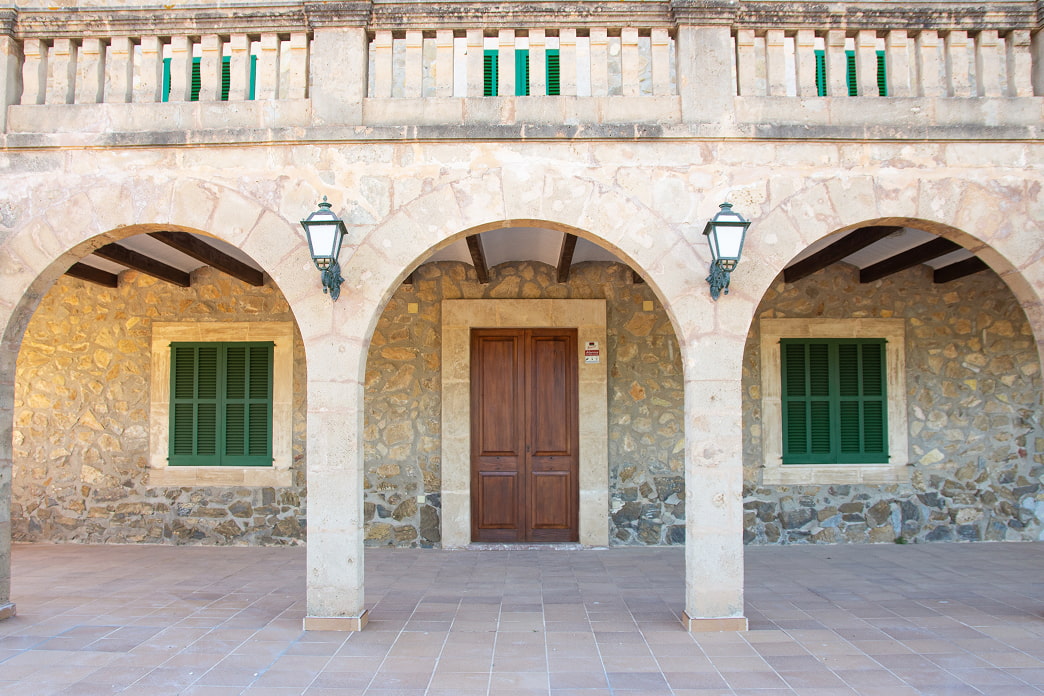 Arches and main door of So n'Alegre