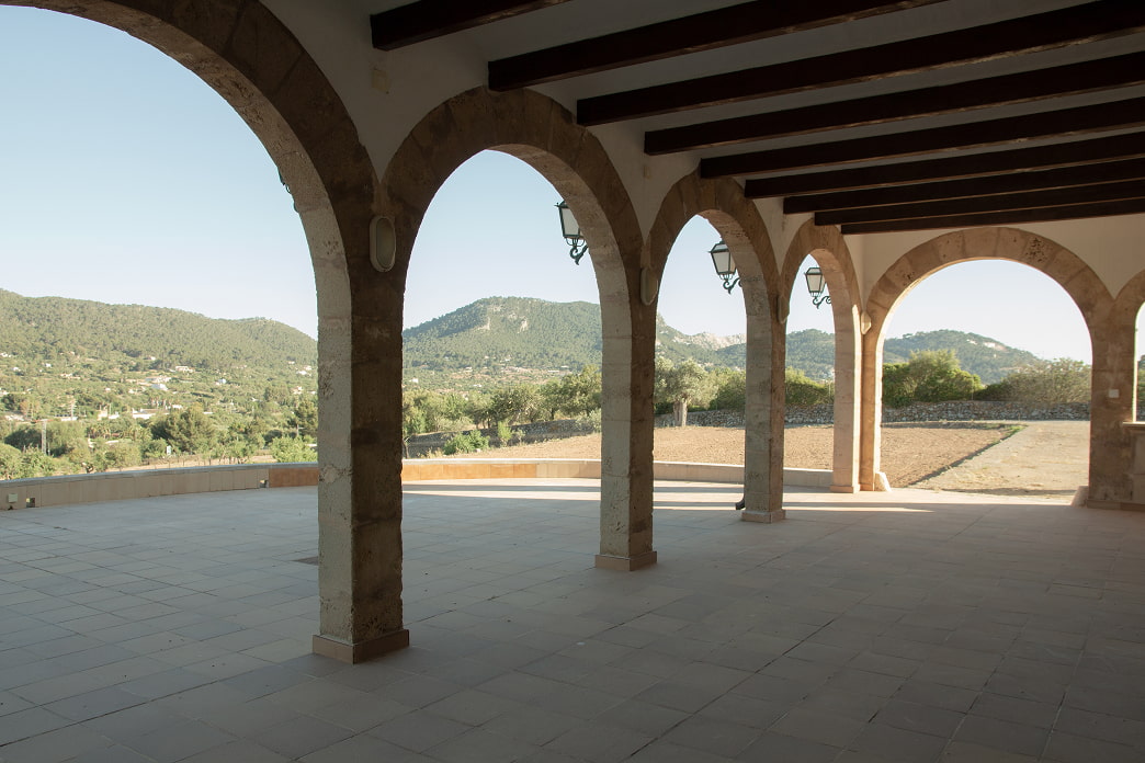 Arches and views of the Serra de Tramuntana from So n'Alegre