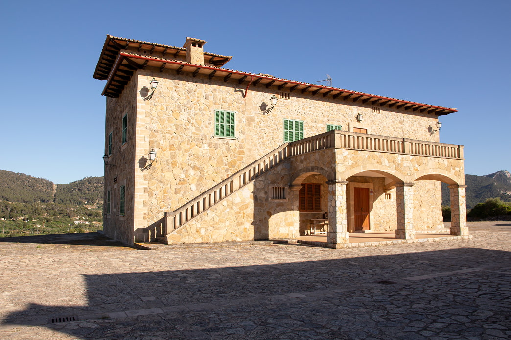 Arches and palm trees of So n'Alegre