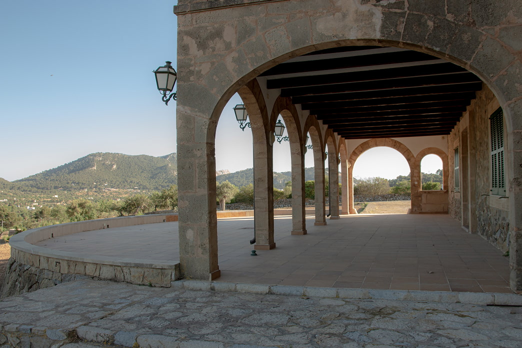Arches and terrace of So n'Alegre with views of the Serra de Tramuntana